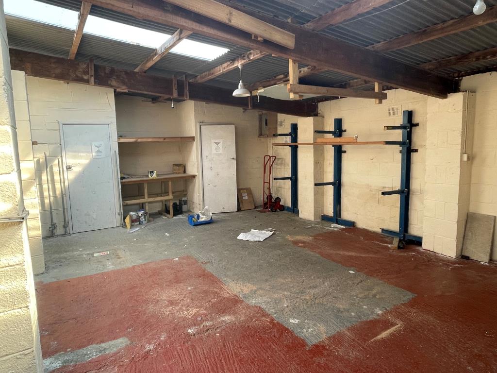 Lot: 31 - STORE BUILDING WITH POTENTIAL -